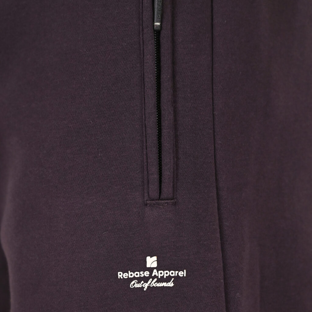 262RPAN-6046 JOGGER PANTS WITH ELASTIC WAISTBAND. HEM. HIGH DENSITY PRINT AND ZIPPERED POCKETS (BRUSHED FLEECE) AUBERGINE