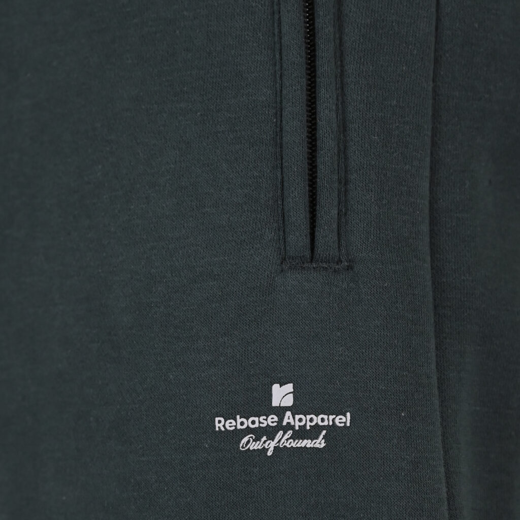 262RPAN-6046 JOGGER PANTS WITH ELASTIC WAISTBAND. HEM. HIGH DENSITY PRINT AND ZIPPERED POCKETS (BRUSHED FLEECE) FOREST GREEN