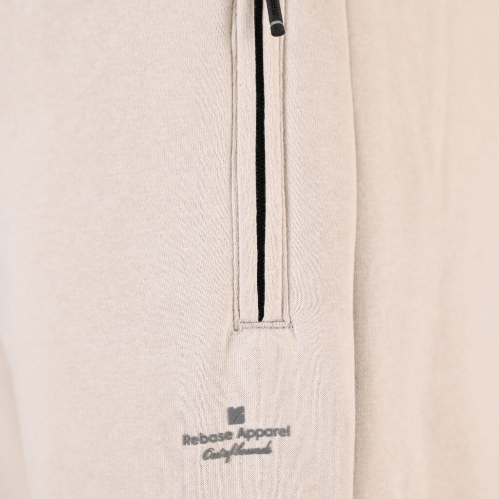 262RPAN-6046 JOGGER PANTS WITH ELASTIC WAISTBAND. HEM. HIGH DENSITY PRINT AND ZIPPERED POCKETS (BRUSHED FLEECE) ICE