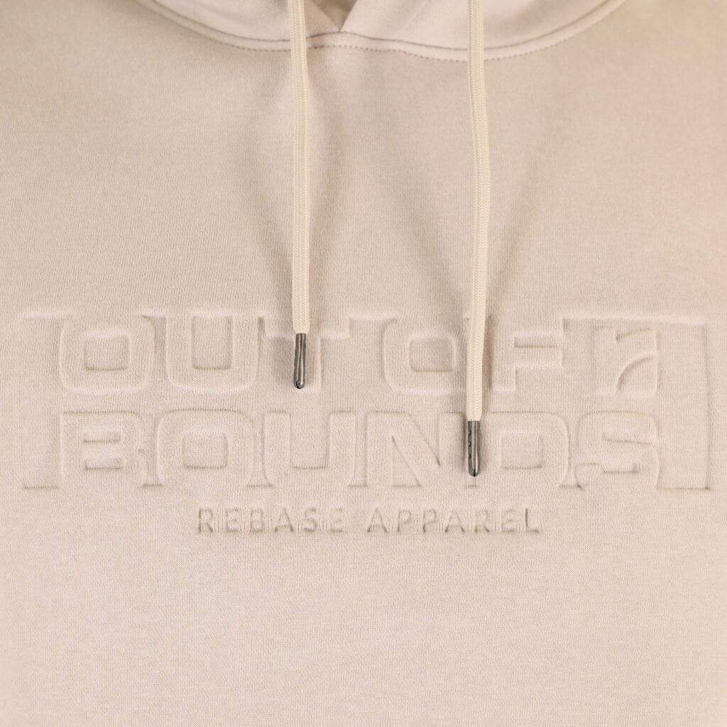 262RTOP-1103 HOODIE WITH PRESSED-EMBOSSED PRINT (BRUSHED FLEECE) ICE