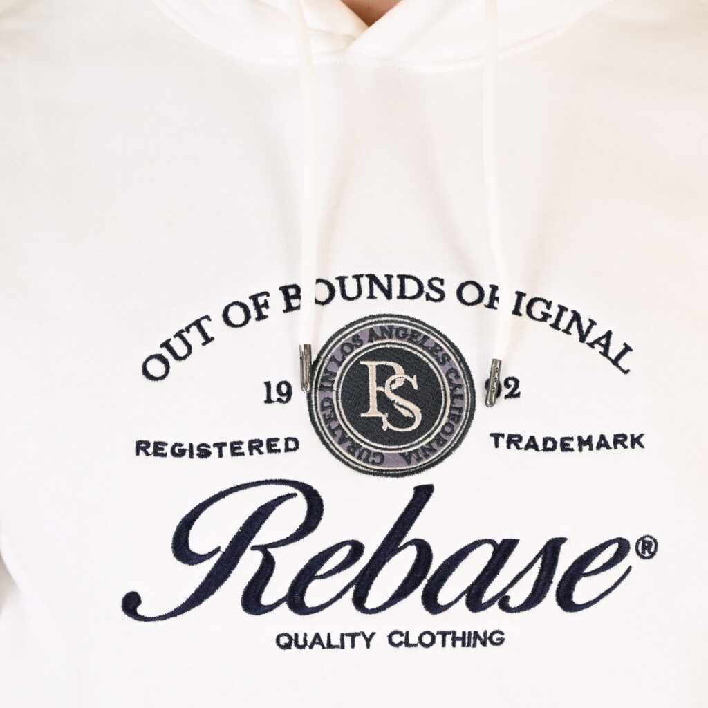 262RTOP-1106 HOODIE WITH MOTIF (BRUSHED FLEECE) OFF WHITE