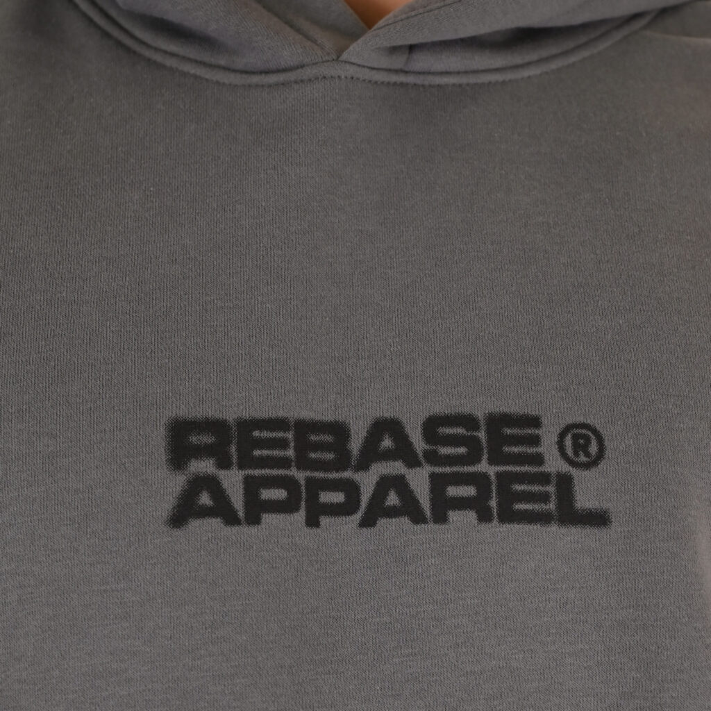 262RTOP-1107 HOODIE WITH SINGLE PRESSED PRINT (RELAXED FIT) (BRUSHED FLEECE) CLOUDY GREY
