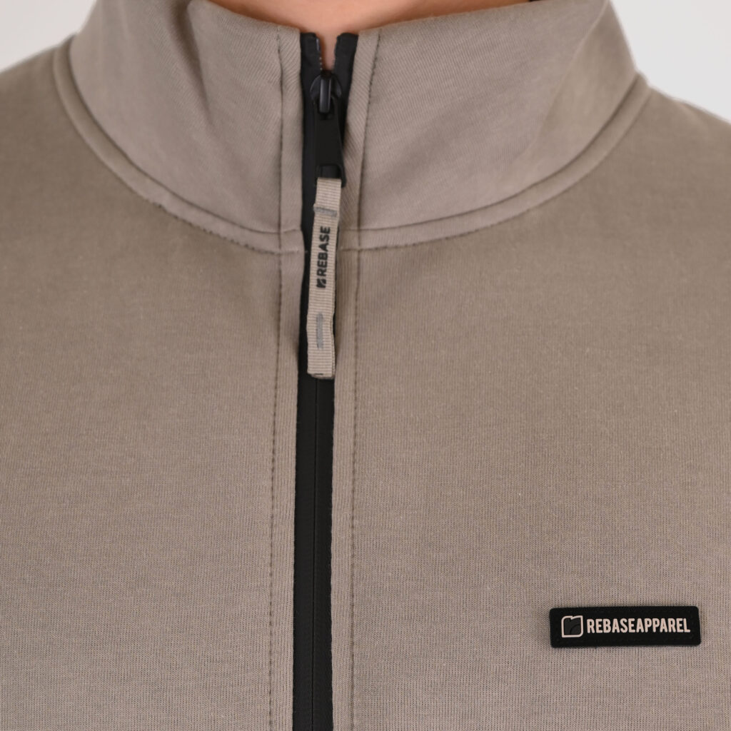 262RTOP-1123 FULL-ZIP WITH STAND-UP COLLAR AND ZIPPER POCKETS (INTERLOCK) SMOKE BEIGE