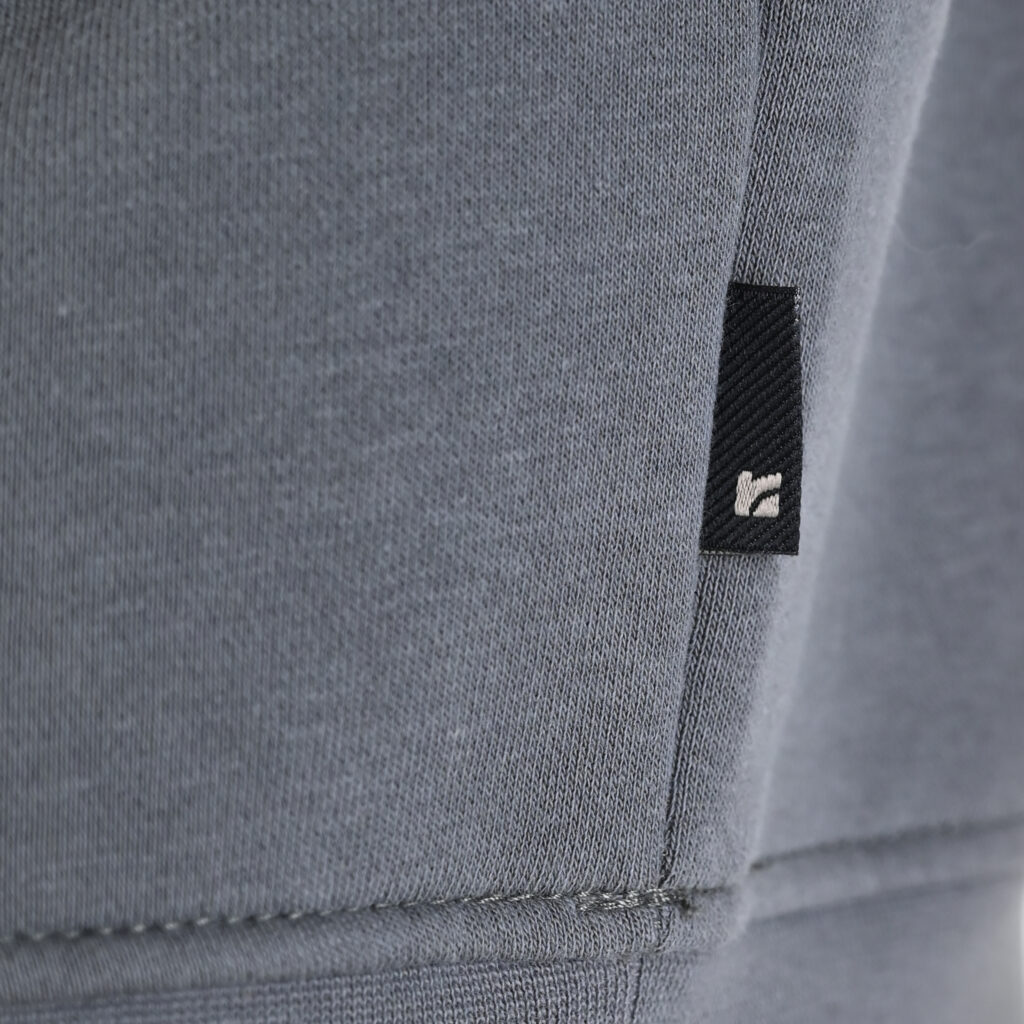 262RTOP-1128 HALF-ZIP WITH STAND-UP COLLAR AND EMBROIDERY (BRUSHED FLEECE) CLOUDY GREY