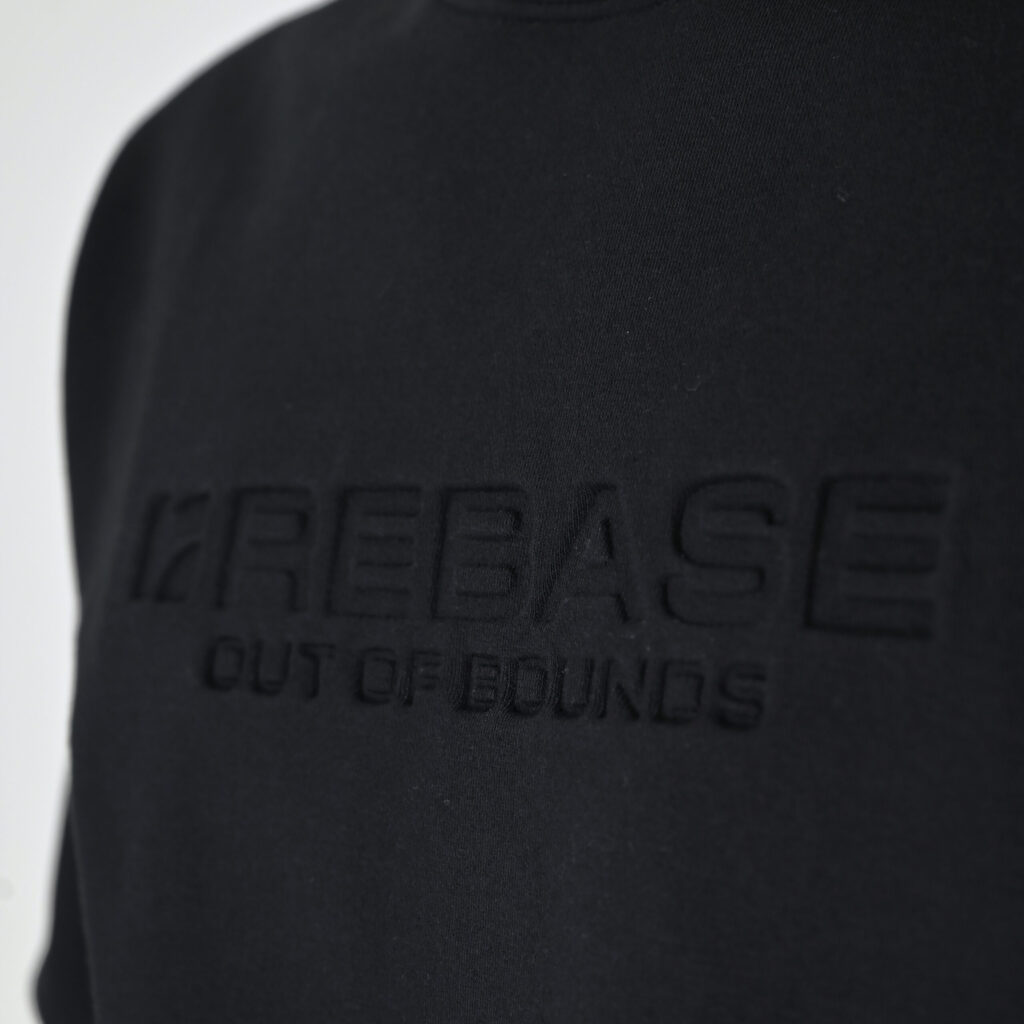 262RTOP-1173 CREWNECK TOP WITH ENGRAVED PRINT (BRUSHED FLEECE) BLACK