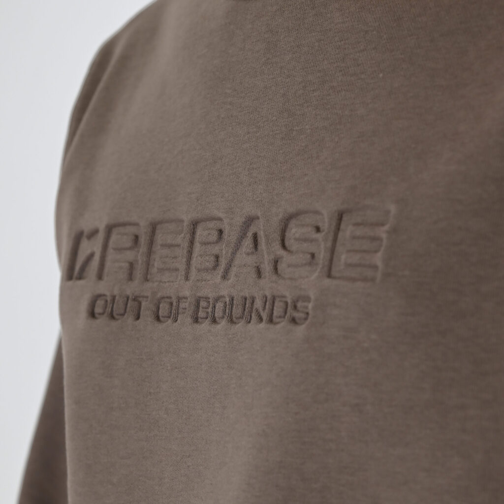 262RTOP-1173 CREWNECK TOP WITH ENGRAVED PRINT (BRUSHED FLEECE) TAUPE